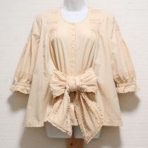 クリームサッシュリボン付きシーチングブラウス