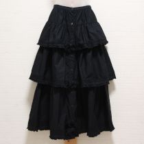 黒リボン付き段々スカート