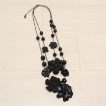 黒レザー花モチーフネックレス