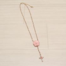 ピンク系カメリアモチーフクロスネックレス