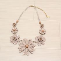 ベージュレース使い花モチーフネックレス