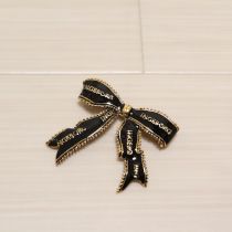 黒ロゴリボンブローチ