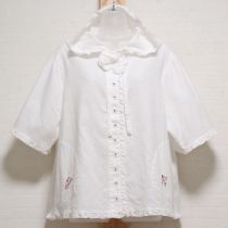 白刺繍入りフード付きブラウス