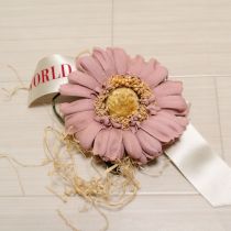 ピンクロゴリボン藁付き雛菊コサージュ