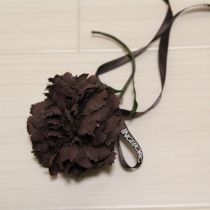 こげ茶ロゴリボンカーネーションコサージュ