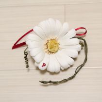 白リボン付きロゴ入り雛菊コサージュ