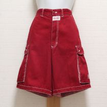 赤ロゴ入りショートパンツ