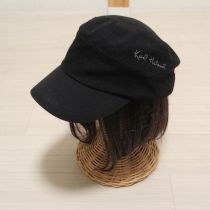 黒ロゴ入りキャップ