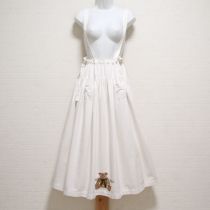 オフ白リボンくま刺繍吊スカート