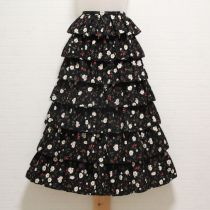 黒ローズヒッププリント段々フリルスカート