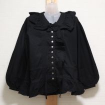黒フリルオーバーブラウス