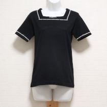 黒ロゴ入りスクエアネックTシャツ