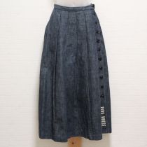 紺ロゴ入りデニムプリーツスカート