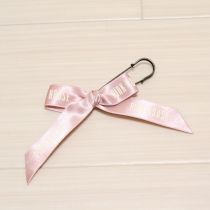 ピンク系ロゴリボン付きキルトピン