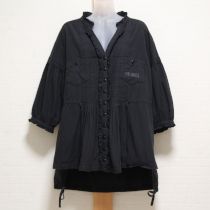 黒ロゴ刺繍タックブラウス