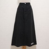 黒ロゴ刺繍Aラインスカート