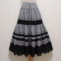 黒エンブロイダリーレース×ギンガムスカート