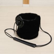 黒エコファーショルダーバッグコサージュ付き