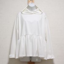 オフ白カメリア刺繍入りフーディチュニック