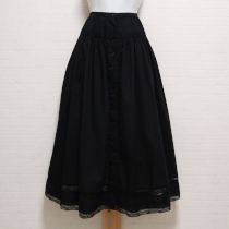 黒レース使いローンスカート