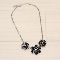黒系花モチーフネックレス
