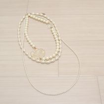 パールクリスタルローズチャーム付き3連ネックレス