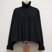 黒ピンタックハイネックブラウス