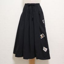 黒ネームワッペン使いプリーツティアードスカート