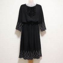 黒フリンジフリル使い刺繍ワンピース