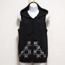黒ロゴ編み込みフード付きベスト