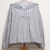グレー系ロゴ刺繍入りストライプセーラーブラウス