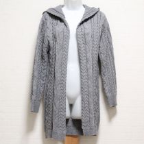 グレーケーブル編みフード付きニットカーディガン