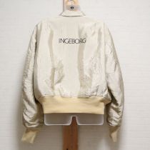 アイボリーロゴ入りサテンブルゾン