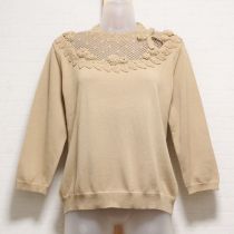 ベージュ花モチーフセーター