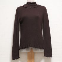 こげ茶フリル使いタートルネックセーター