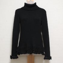 黒フリル縁編みタートルセーター