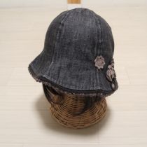 黒系モチーフ付きデニム帽子