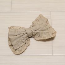 ベージュリボンブローチ