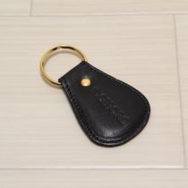 黒ロゴ型押しレザーキーホルダー