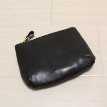 黒ロゴ型押しレザーポーチ
