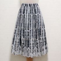 紺系チェック刺繍入りスカート