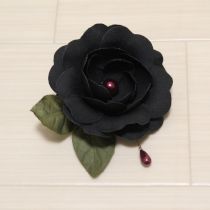 黒チャーム付き花コサージュ