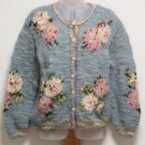 ブルーグレー薔薇編込みカーディガン