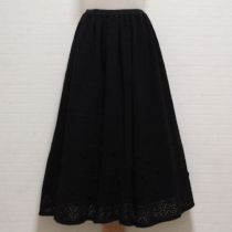 黒モチーフ付きニットスカート