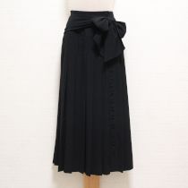 黒サッシュ付きジョーゼットプリーツスカート
