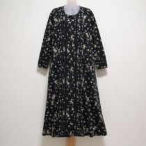 黒花柄Aラインワンピース