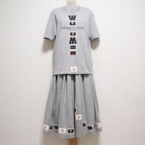 グレー【W】ロゴ×ネームTシャツ×スカート