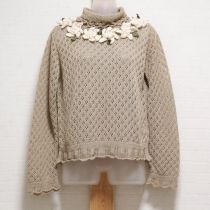 ベージュ花モチーフ付き透かし編みニット