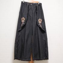 黒クレストフラワー刺繍使いワイドパンツ