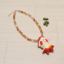 オレンジ系金魚×ガラス玉ネックレス&ウッドブローチ